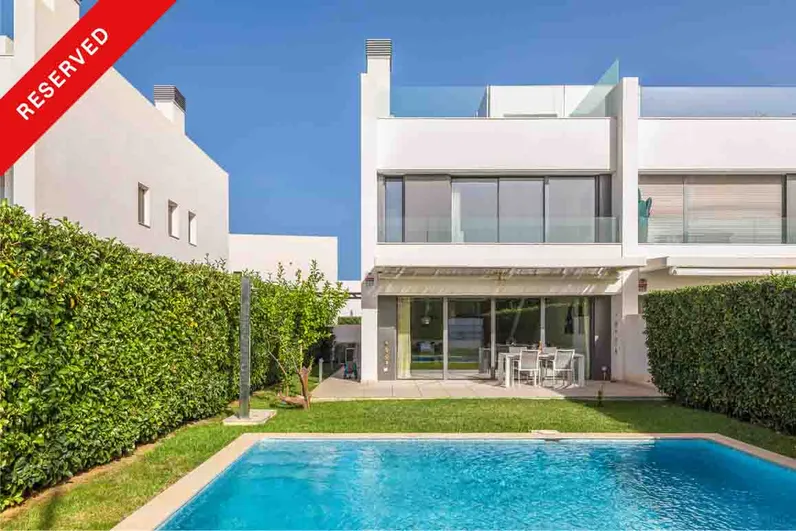 Modern Semi-Detached House with Sea Views