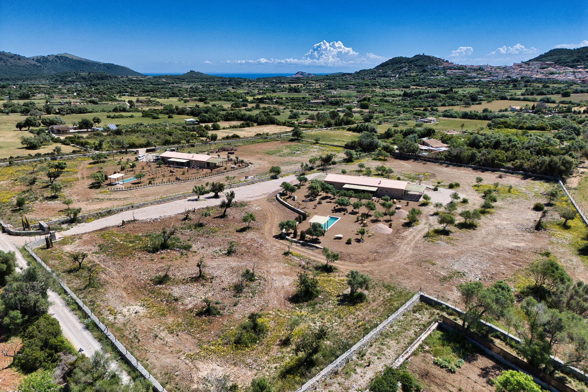Due eleganti fincas di lusso nel nord-est di Maiorca, pronte per essere abitate e armonizzate dal punto di vista architettonico