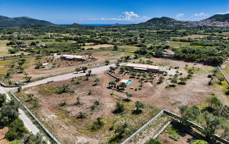 Two stylish luxury fincas in northeast Mallorca – move-in ready and architecturally coordinated