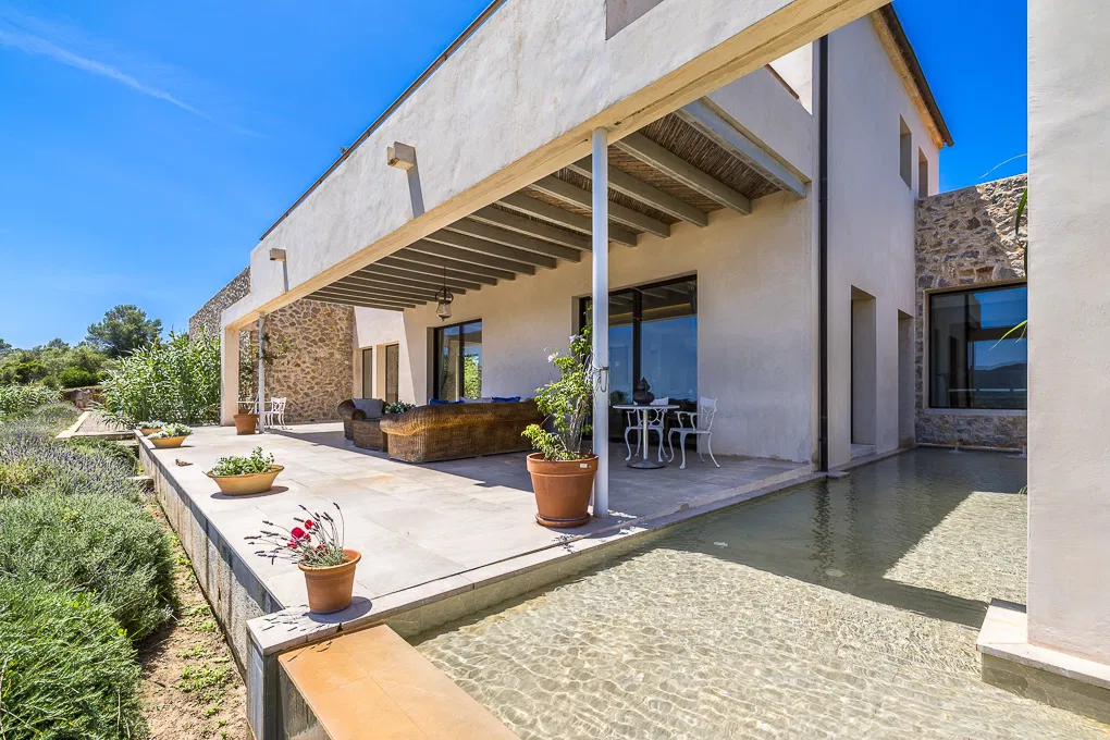 Un refugio de luz y amplitud – Finca en ubicación única y aislada-4