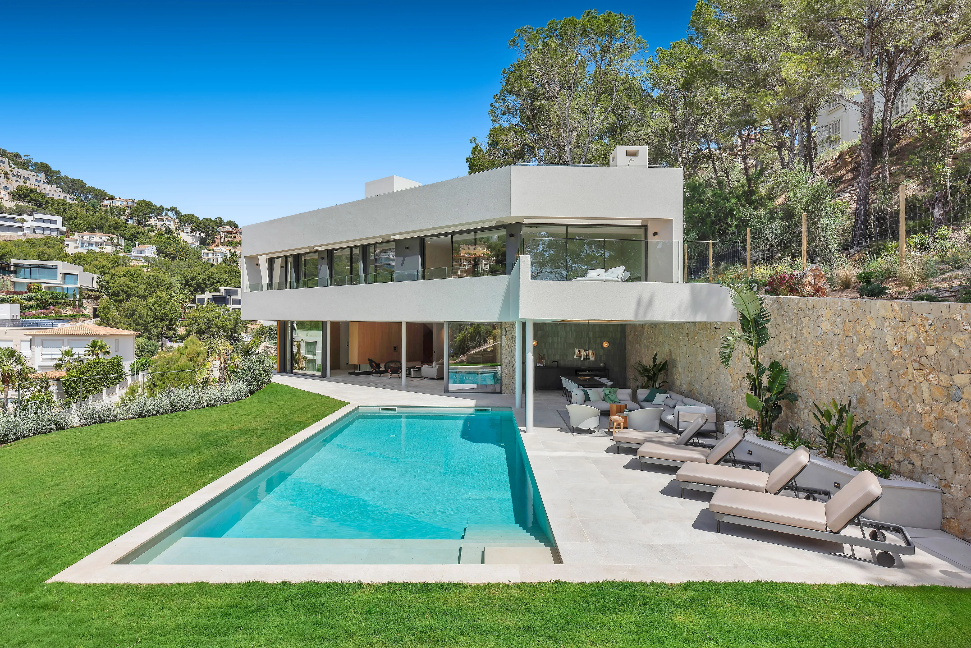 Villa moderne récemment construite avec vue sur le port-1