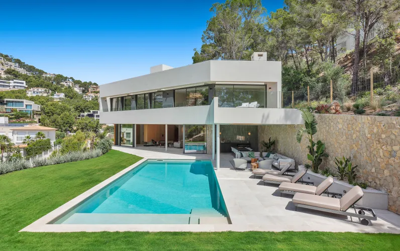 Villa moderne récemment construite avec vue sur le port