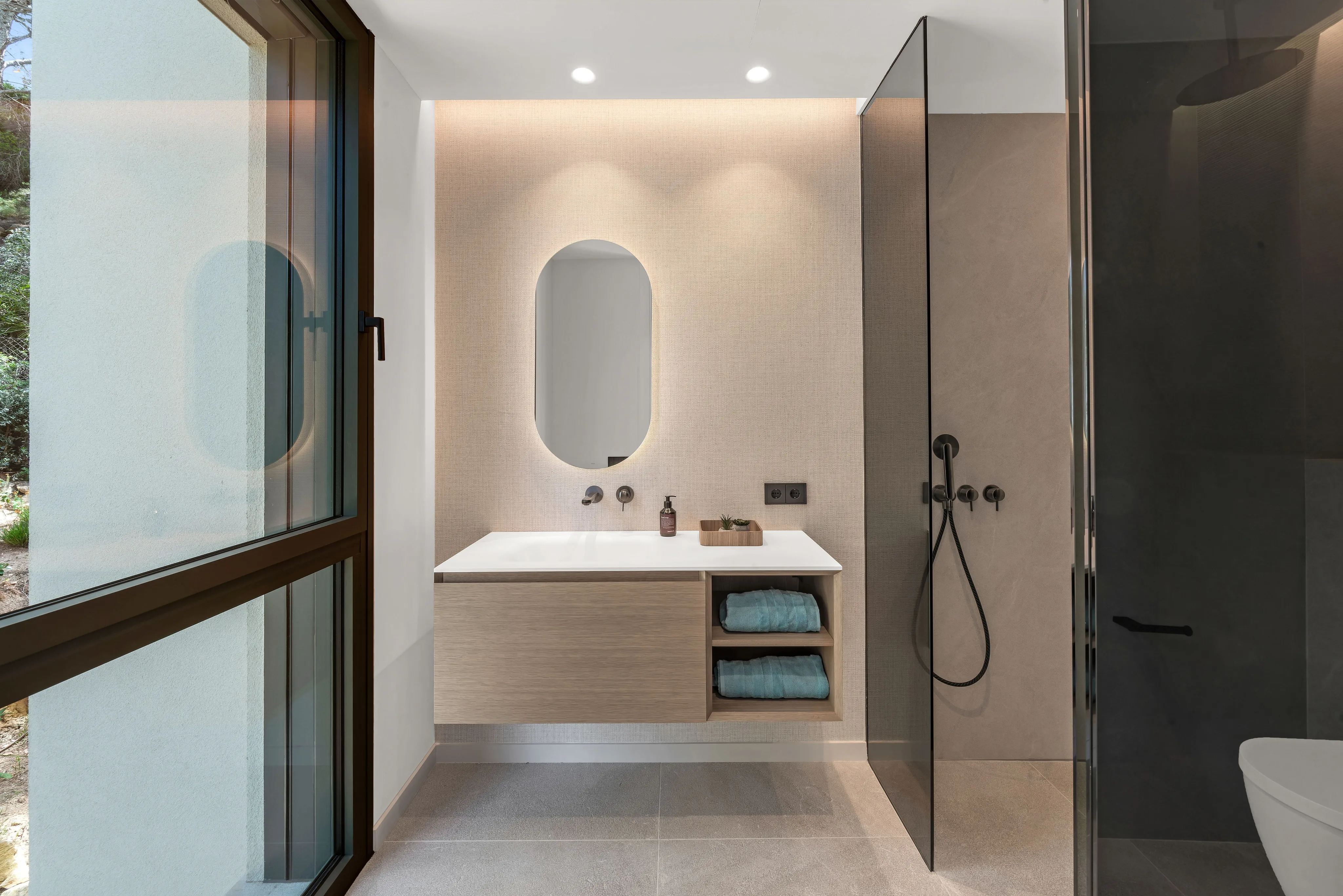Villa moderne récemment construite avec vue sur le port-26