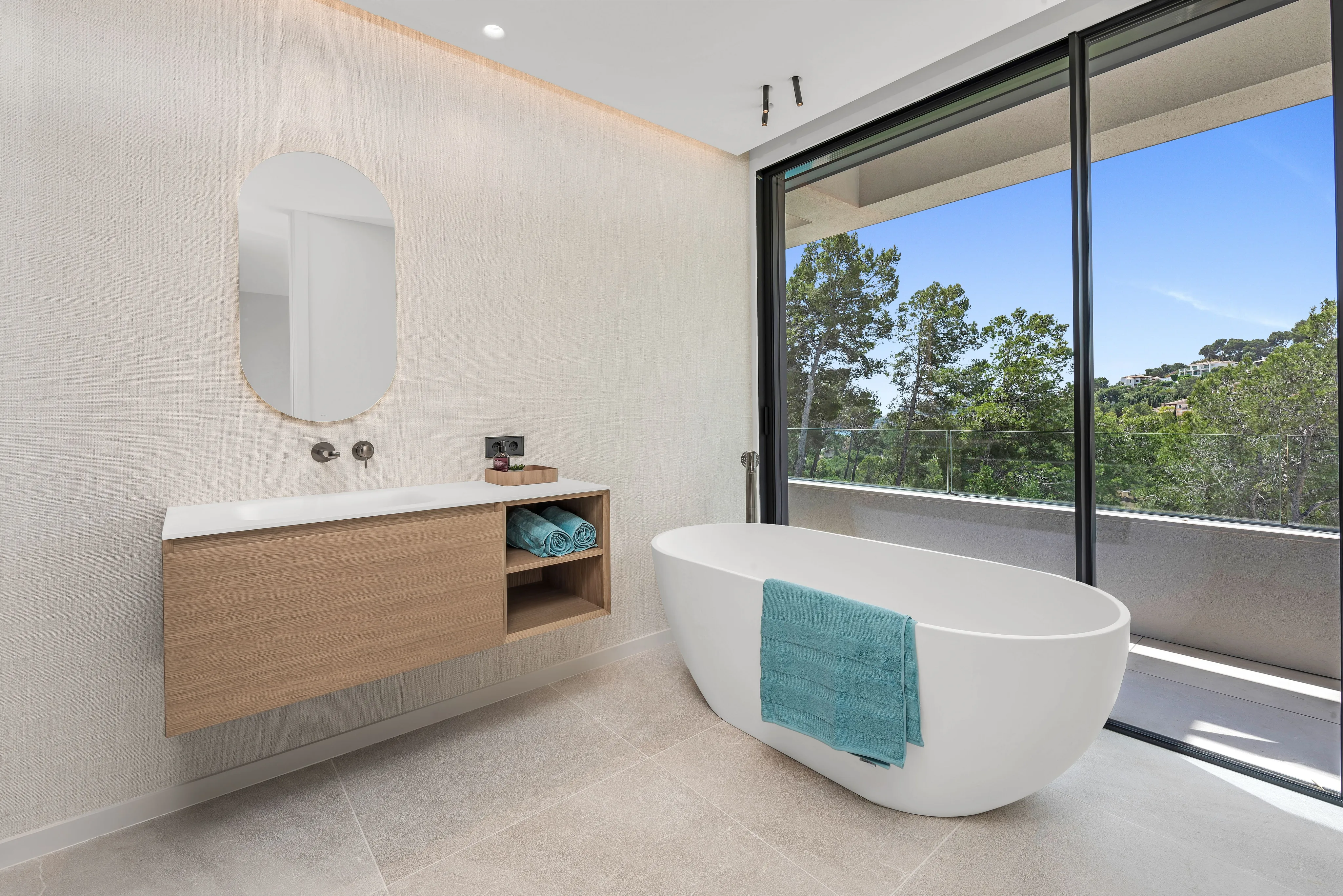 Villa moderne récemment construite avec vue sur le port-22