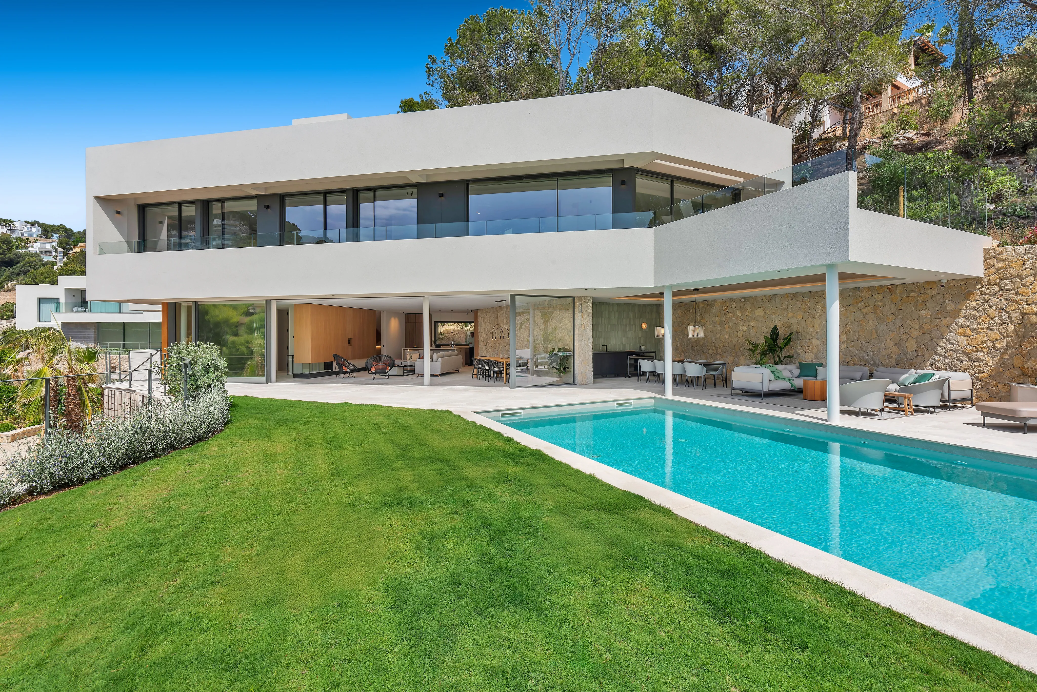 Villa moderne récemment construite avec vue sur le port-11