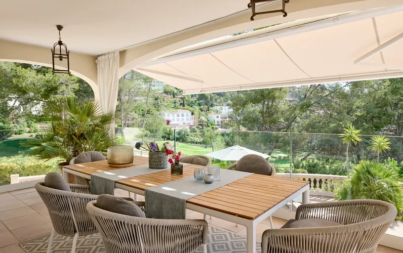 Villa de golf atemporal con casa de invitados y alta eficiencia energética