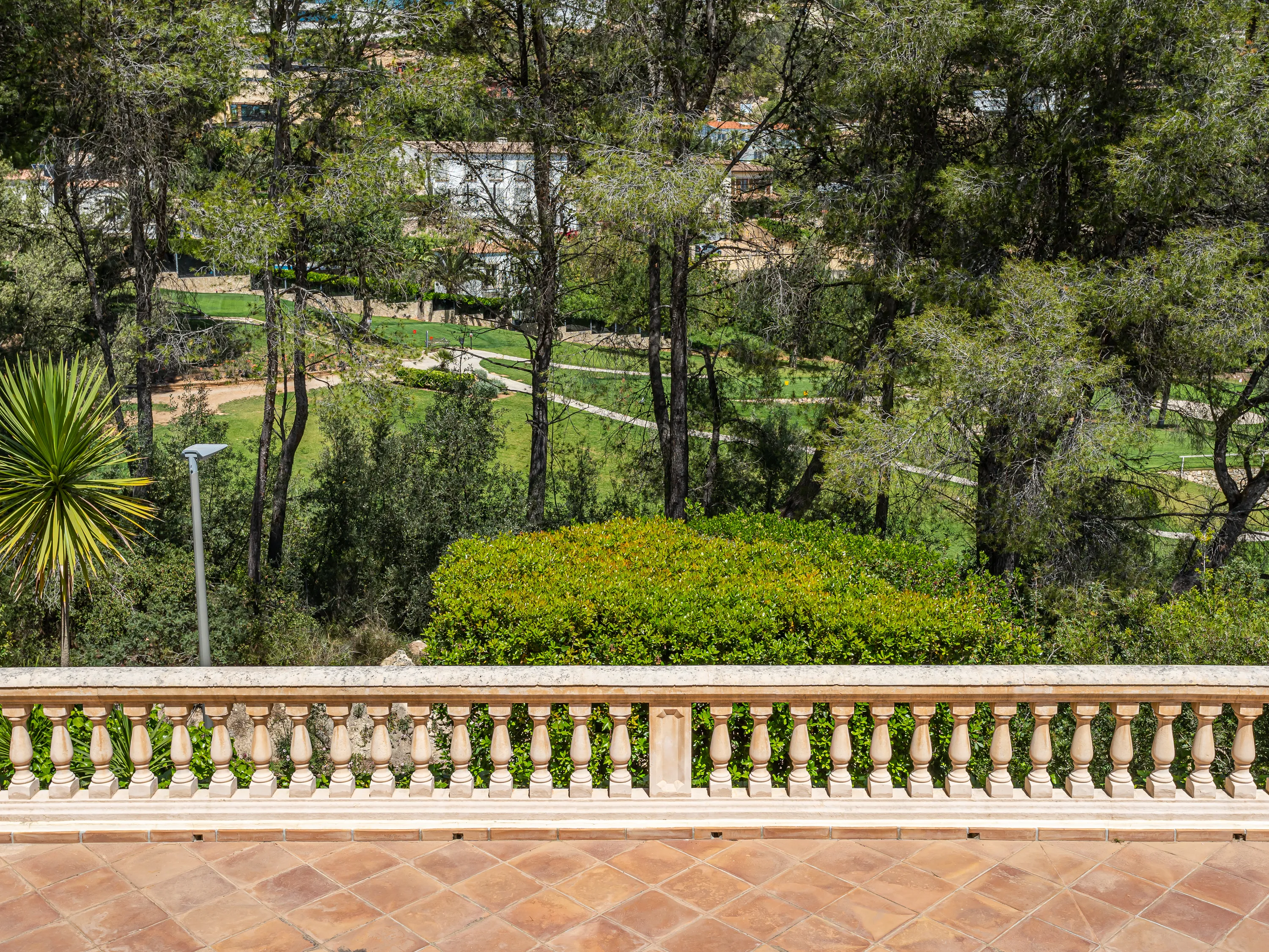 Villa de golf atemporal con casa de invitados y alta eficiencia energética-21