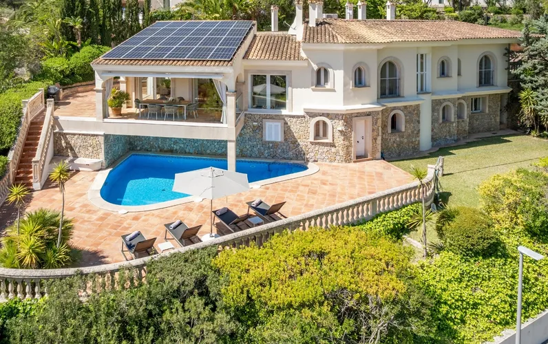 Villa de golf atemporal con casa de invitados y alta eficiencia energética
