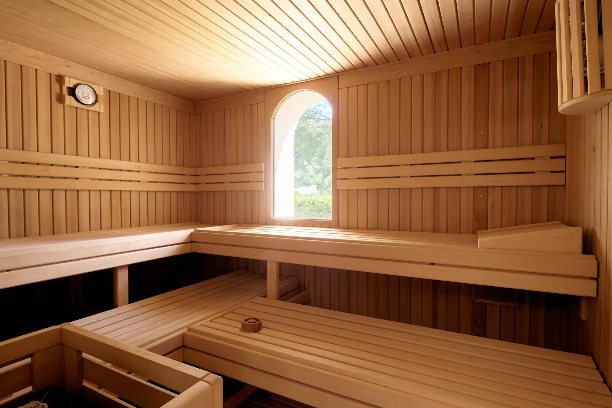 Villa de golf atemporal con casa de invitados y alta eficiencia energética-12