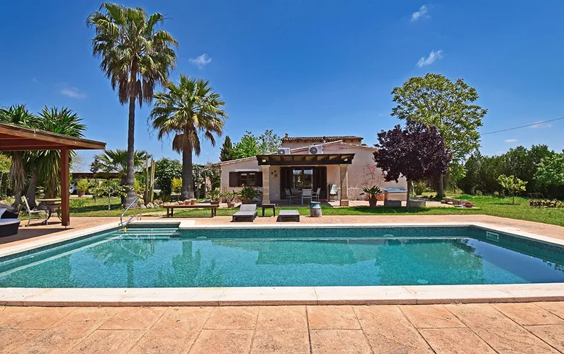 Auténtica finca mallorquina con piscina y vistas a la montaña en Santa María del Camí
