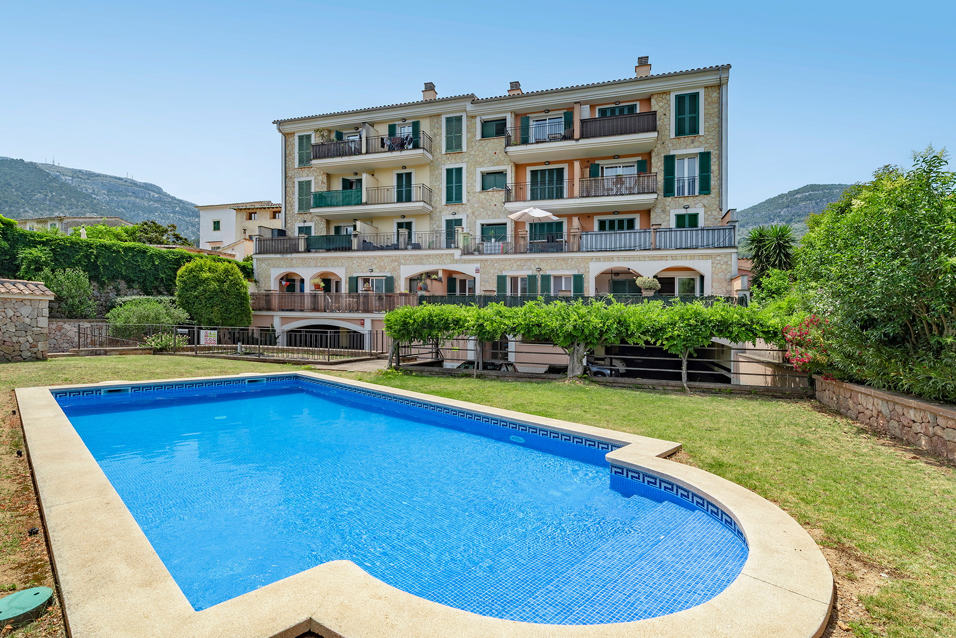 Bright apartment with community pool, lift and parking in Sóller