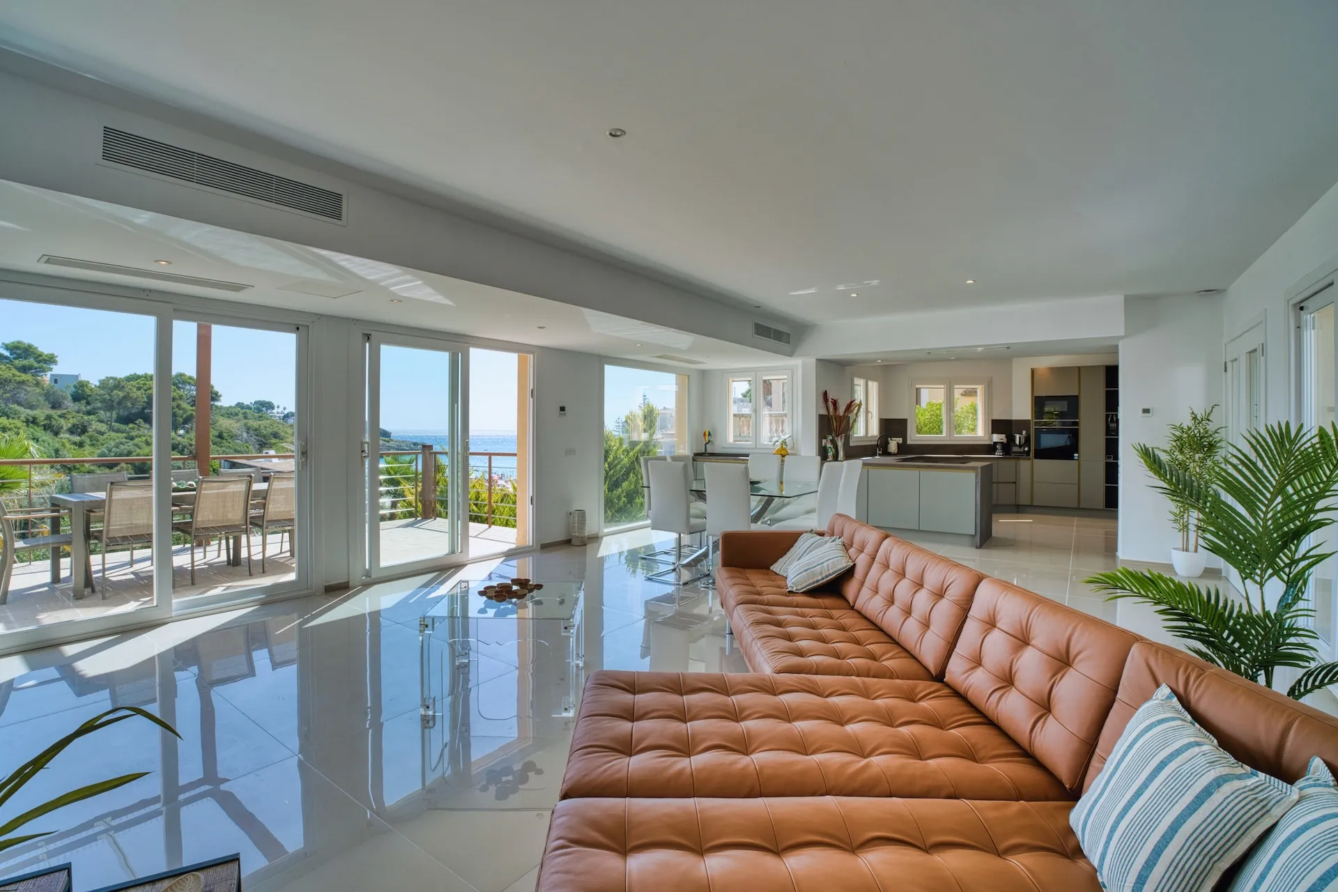 Frontline sea villa, first occupancy after high-end renovation, with beach access and rental license-4