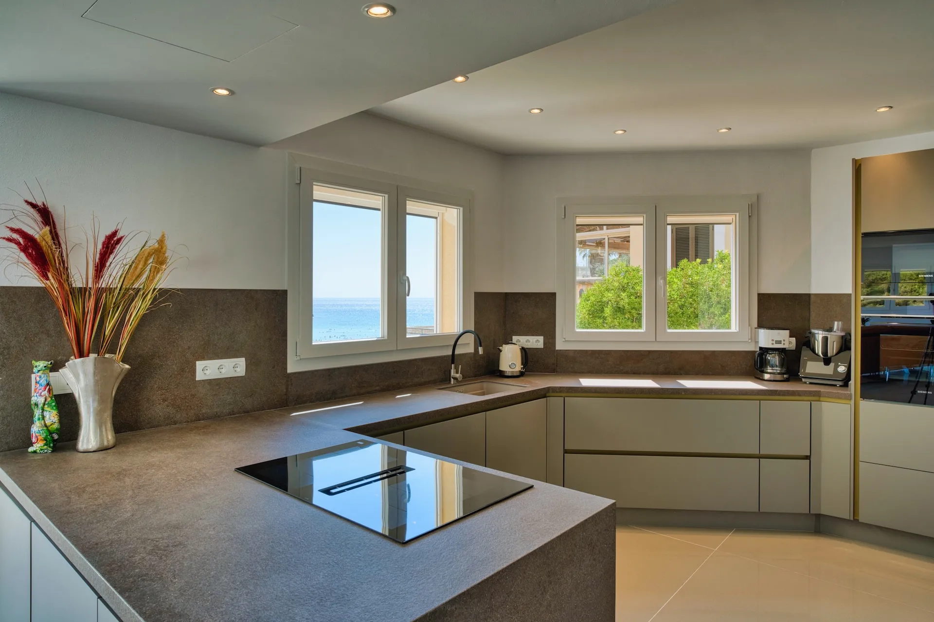 Frontline sea villa, first occupancy after high-end renovation, with beach access and rental license-6