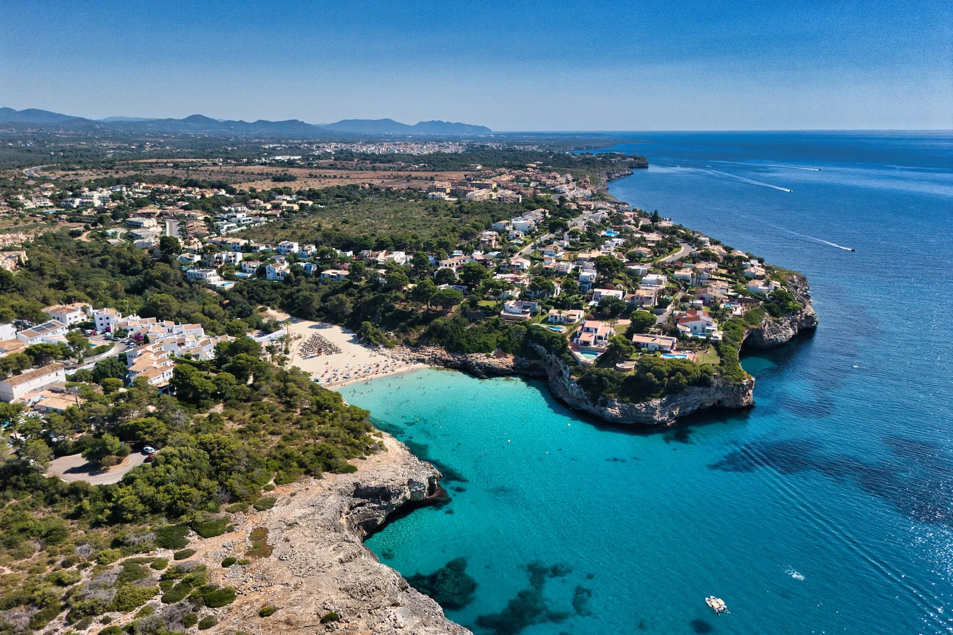 Frontline sea villa, first occupancy after high-end renovation, with beach access and rental license-14