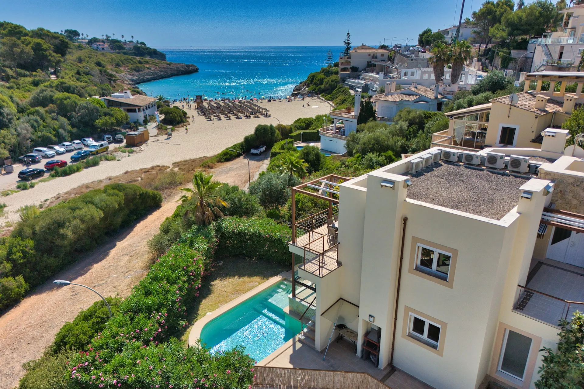 Frontline sea villa, first occupancy after high-end renovation, with beach access and rental license-1