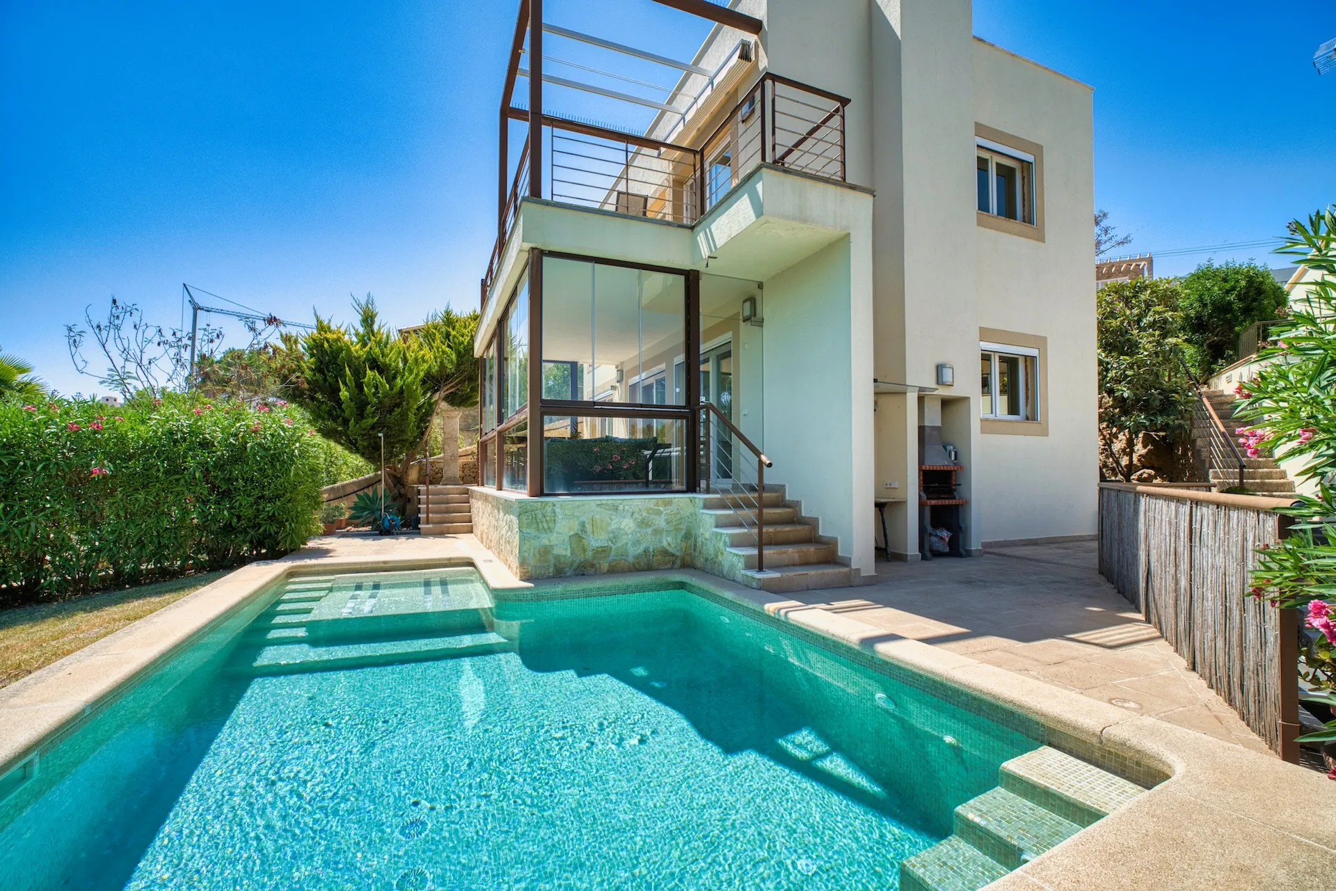 Frontline sea villa, first occupancy after high-end renovation, with beach access and rental license-2