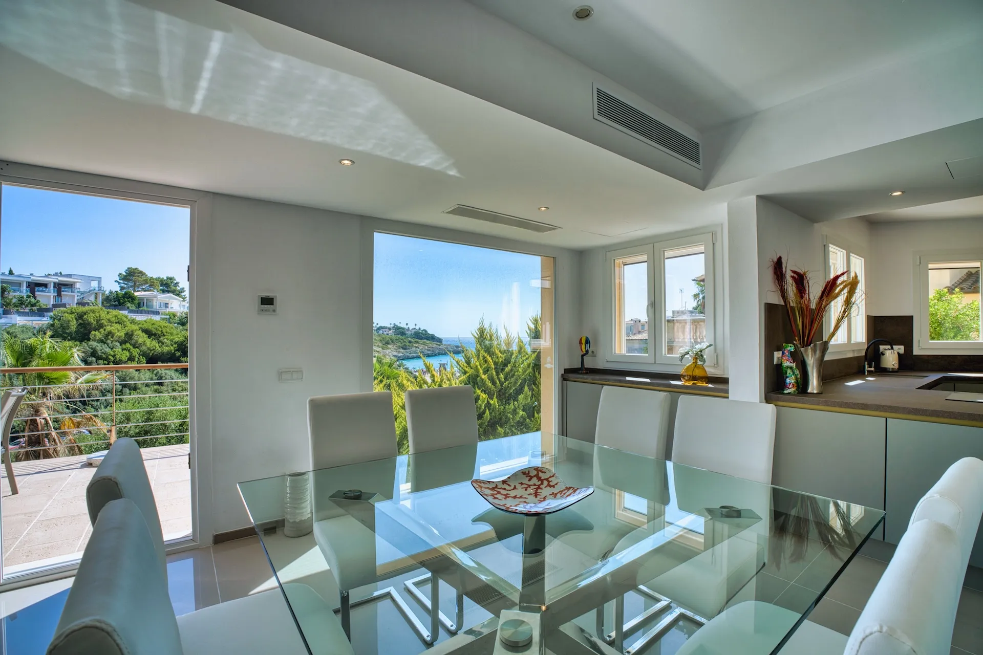 Frontline sea villa, first occupancy after high-end renovation, with beach access and rental license-5