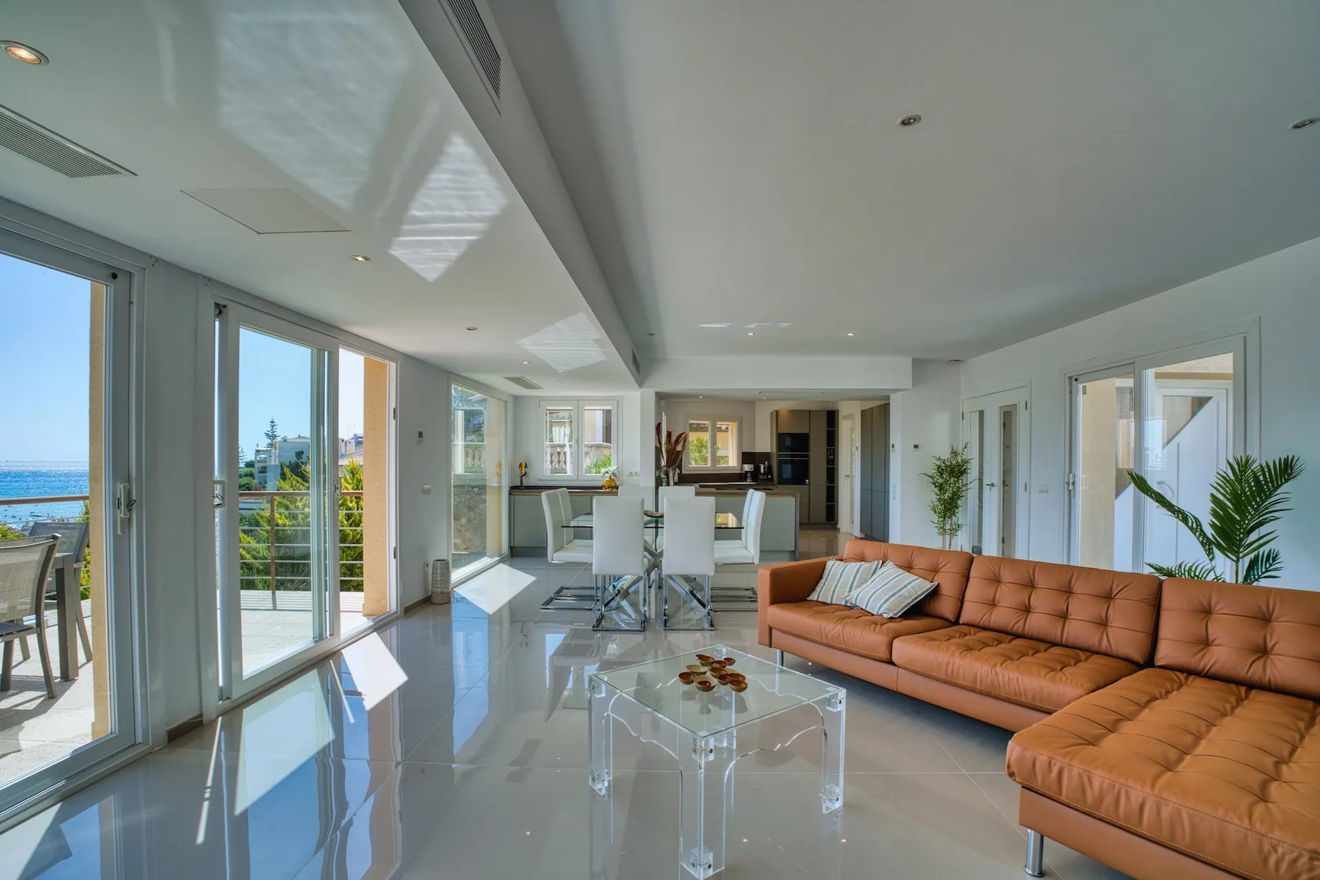Frontline sea villa, first occupancy after high-end renovation, with beach access and rental license-7