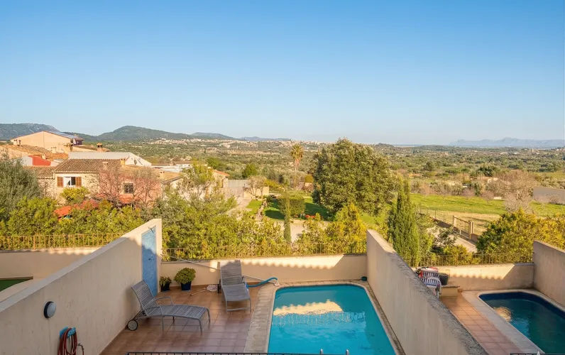 Charming spacious townhouse with pool and garage in the mountain village of Moscari