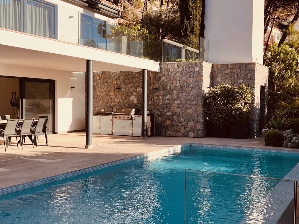 Moderne villa met uitzicht op zee en privacy-9