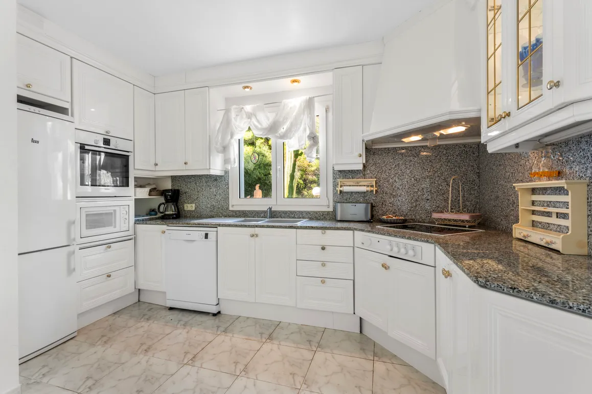 Impresionante villa mediterránea con vistas panorámicas al mar-6