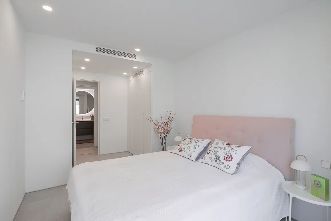 Modern one bedroom apartment with elevator, garage and communal pool-7