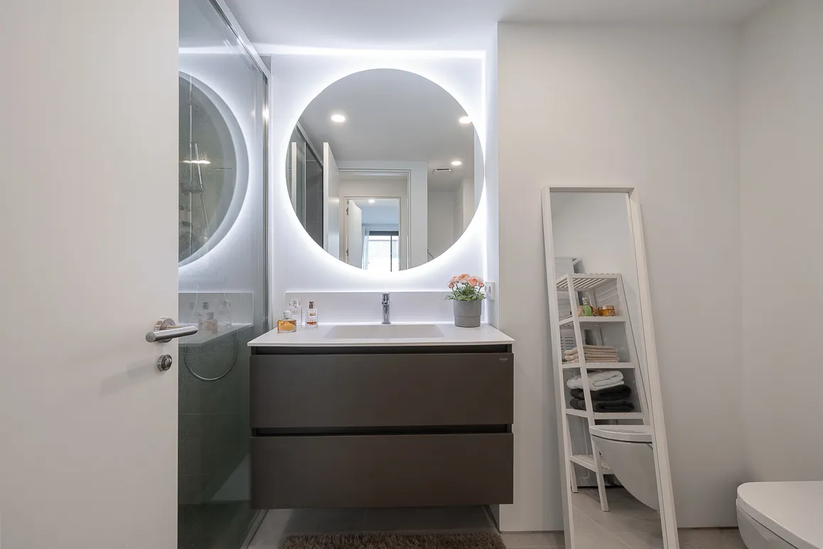 Modern one bedroom apartment with elevator, garage and communal pool-8