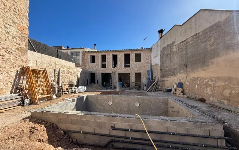 Charmerende byhus med pool i Sineu