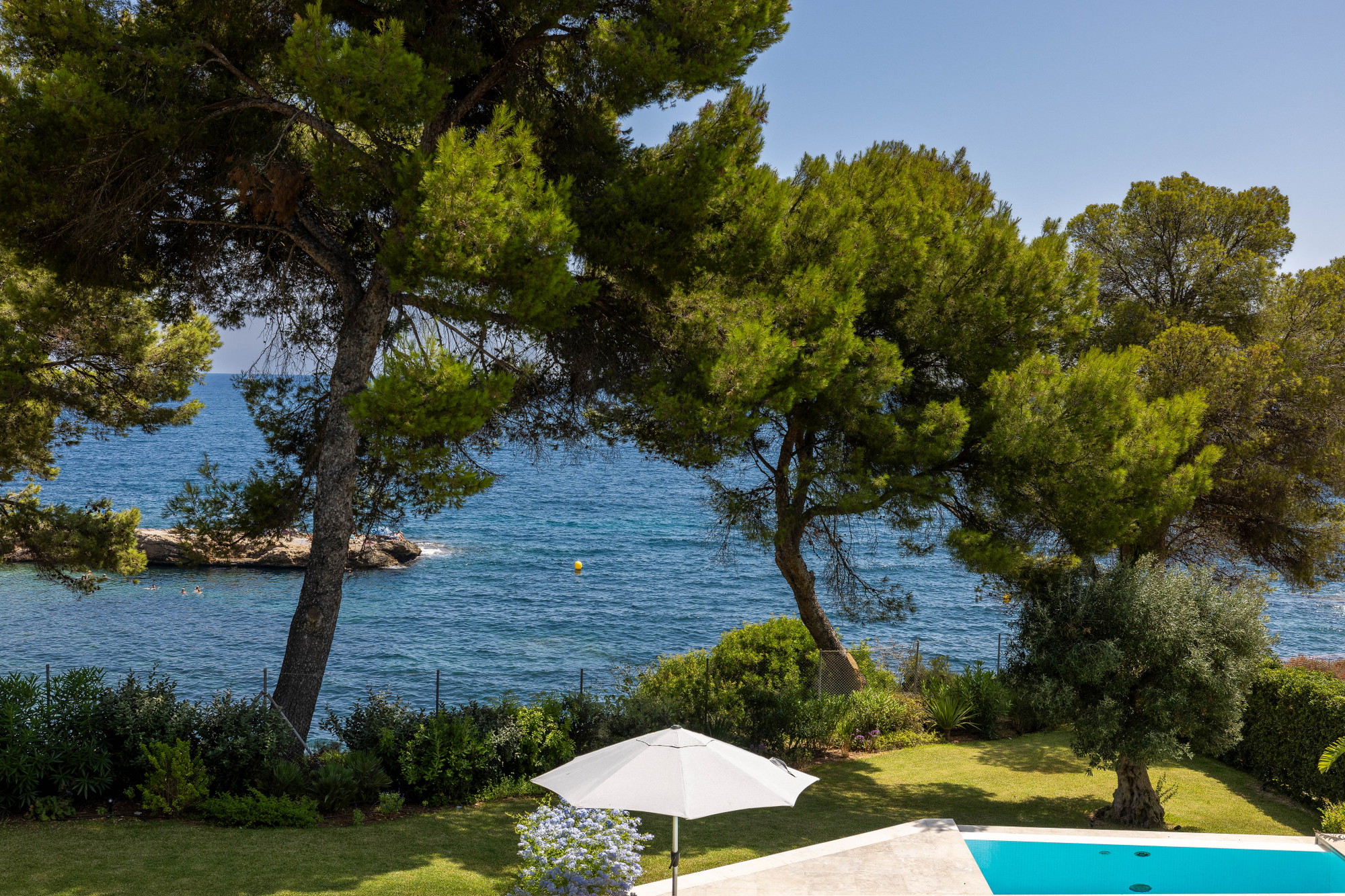 Exclusive beachfront villa for rent in Bendinat-25