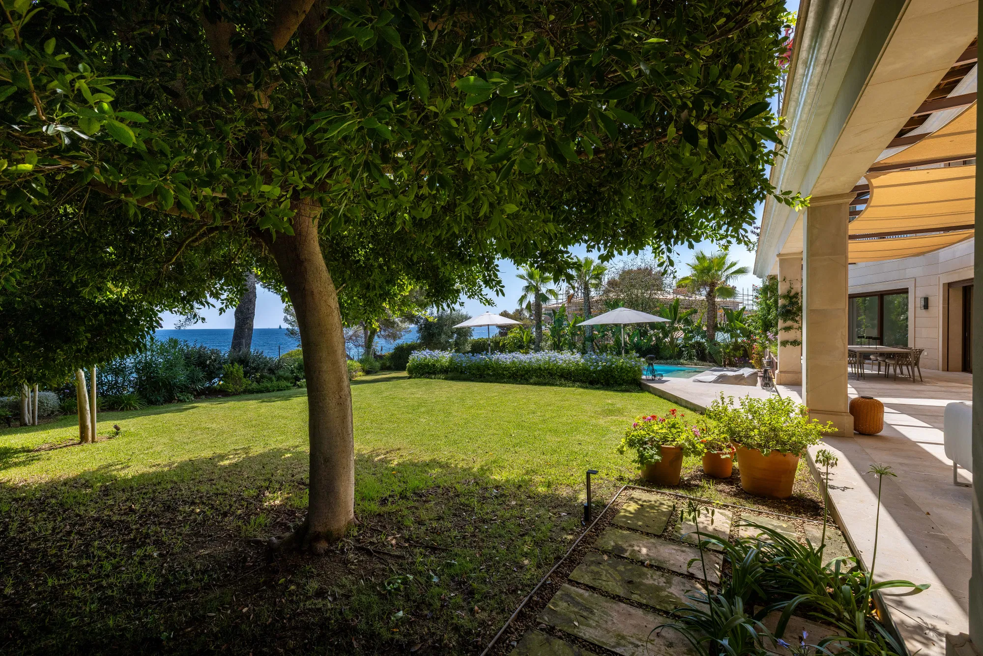 Exclusive beachfront villa for rent in Bendinat-27