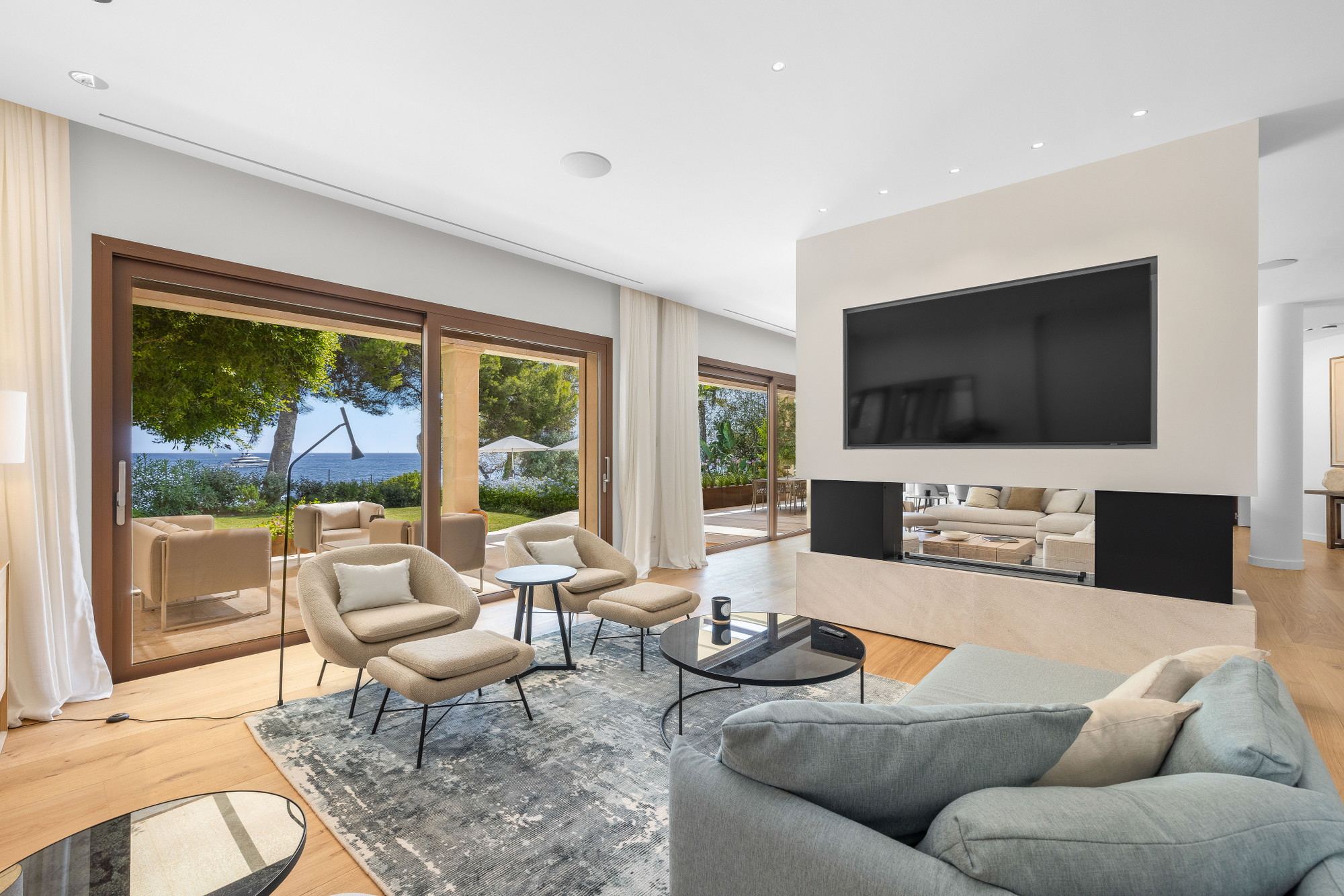 Exclusive beachfront villa for rent in Bendinat-5