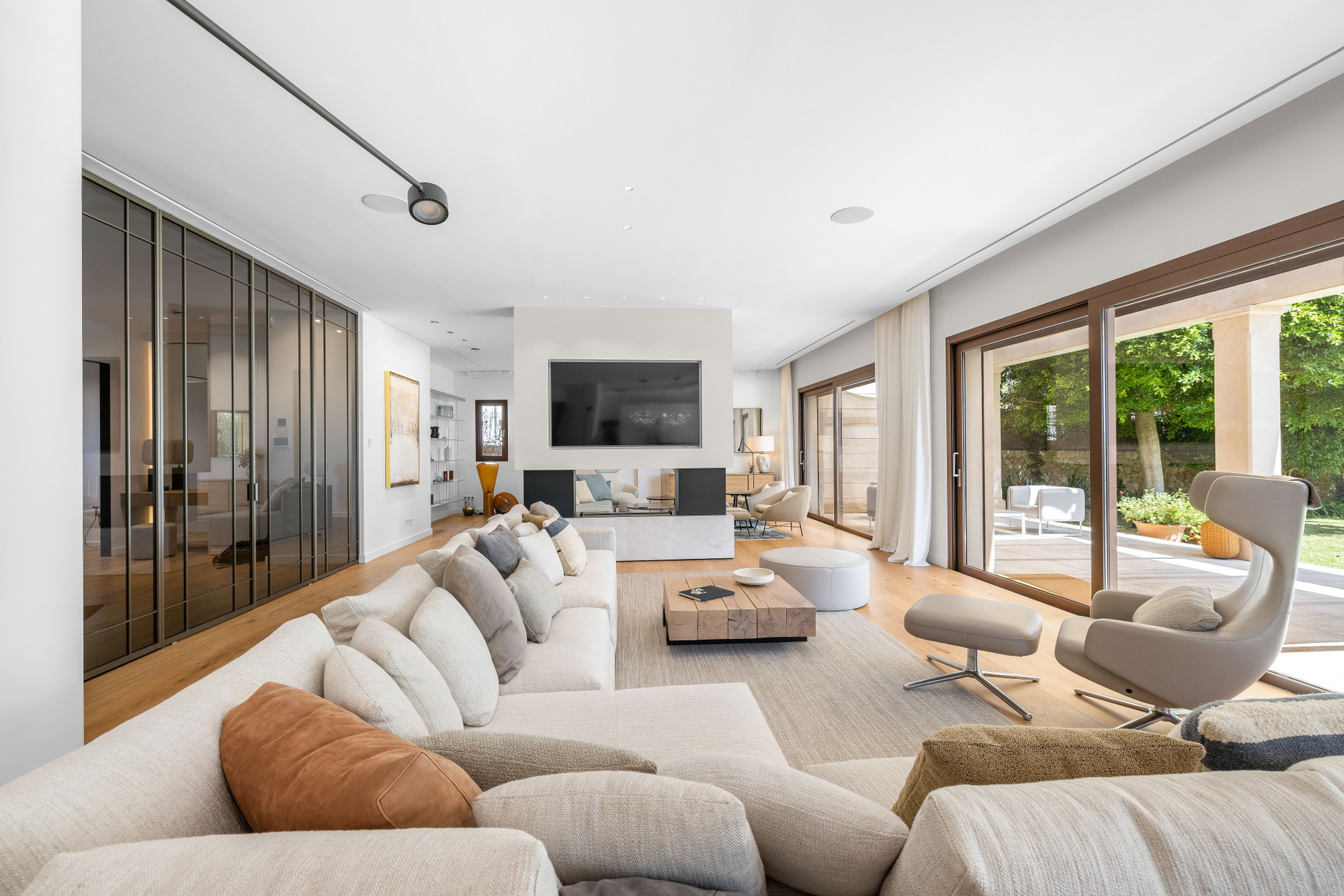 Exclusive beachfront villa for rent in Bendinat-6