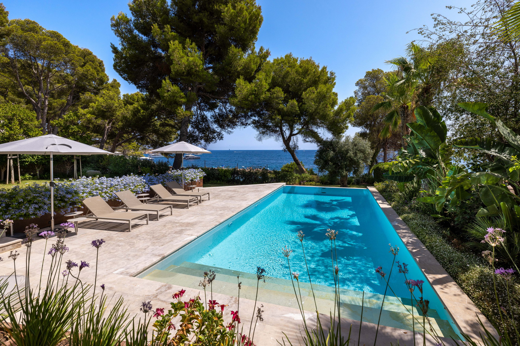 Exclusive beachfront villa for rent in Bendinat