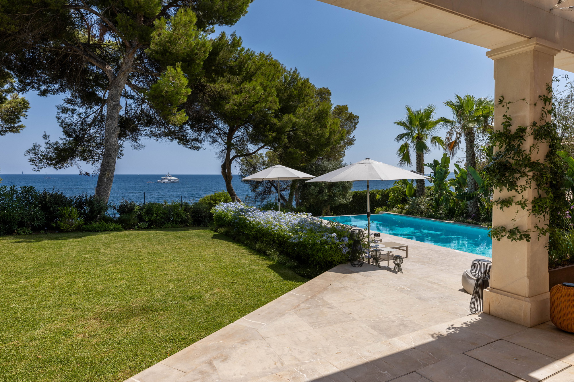 Exclusive beachfront villa for rent in Bendinat-24