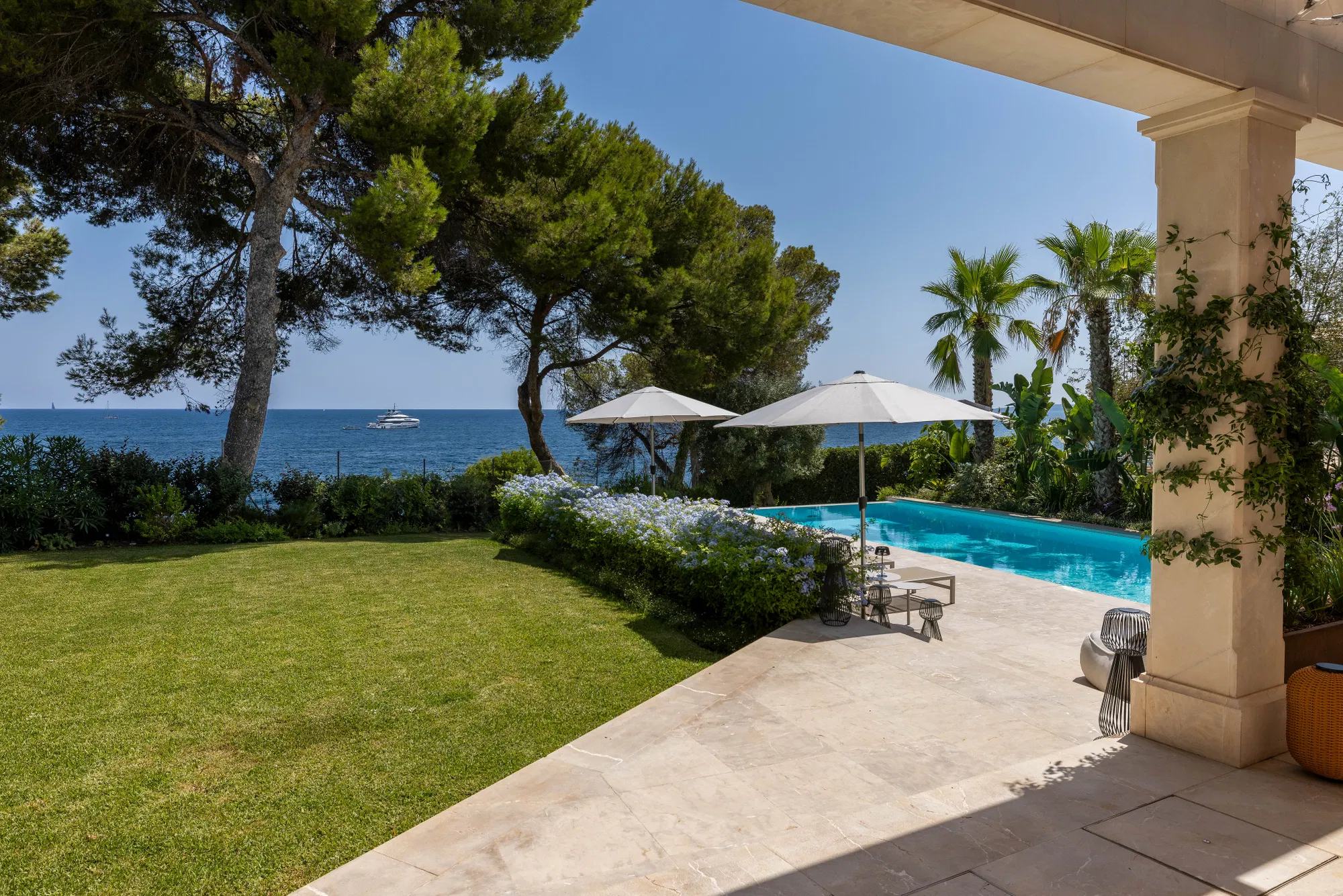 Exclusive beachfront villa for rent in Bendinat-24
