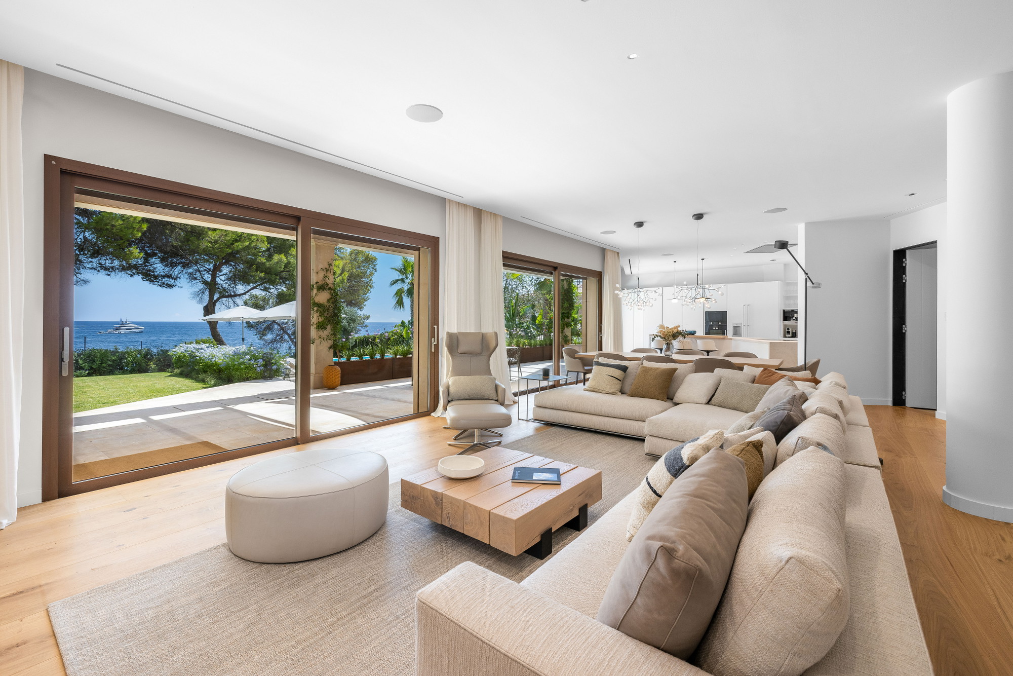 Exclusive beachfront villa for rent in Bendinat-4