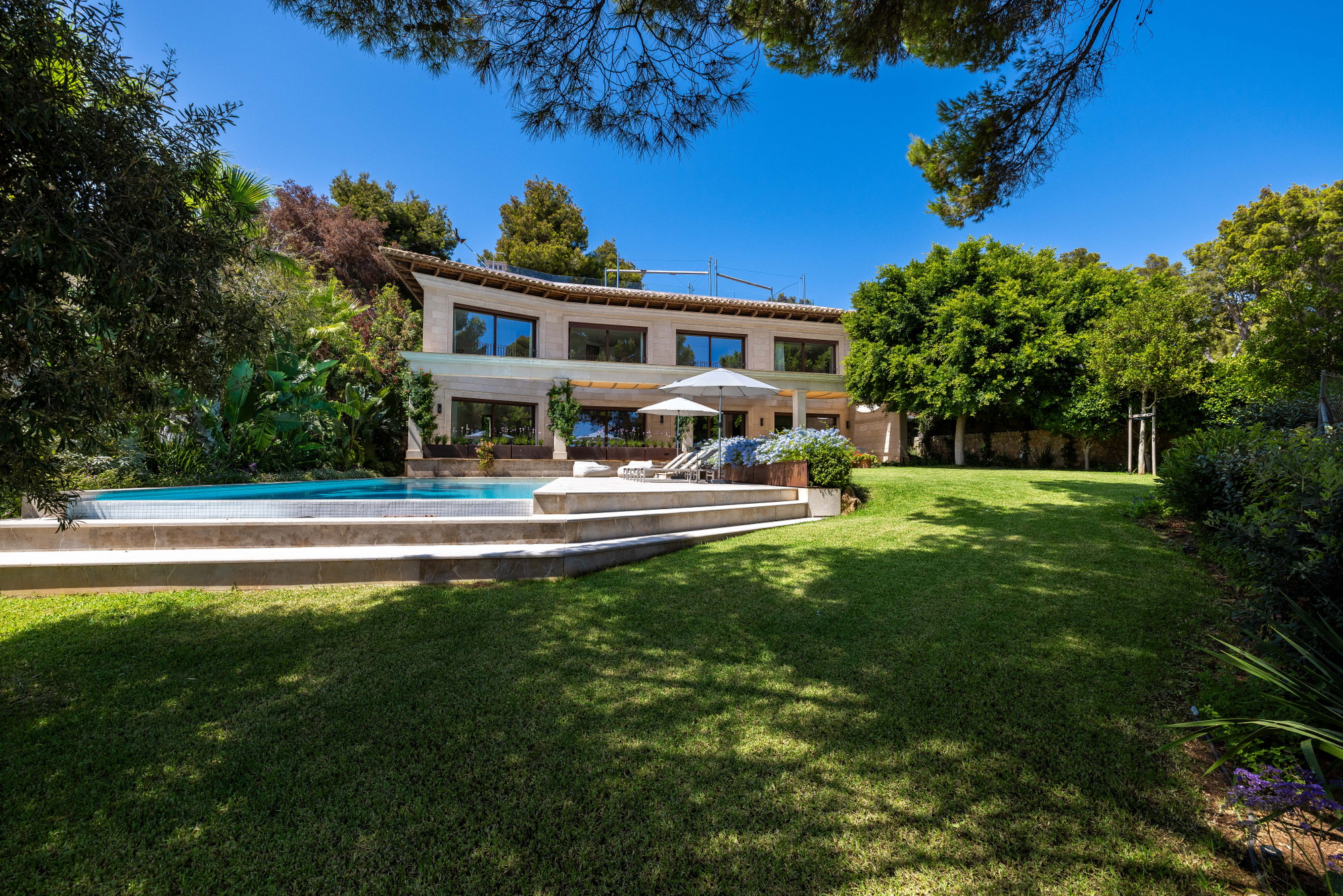 Exclusive beachfront villa for rent in Bendinat-26