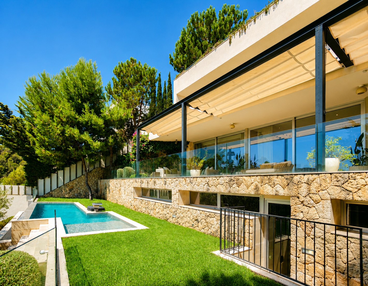 Vila moderna amb vistes al mar en un entorn tranquil a la Costa d'en Blanes-23