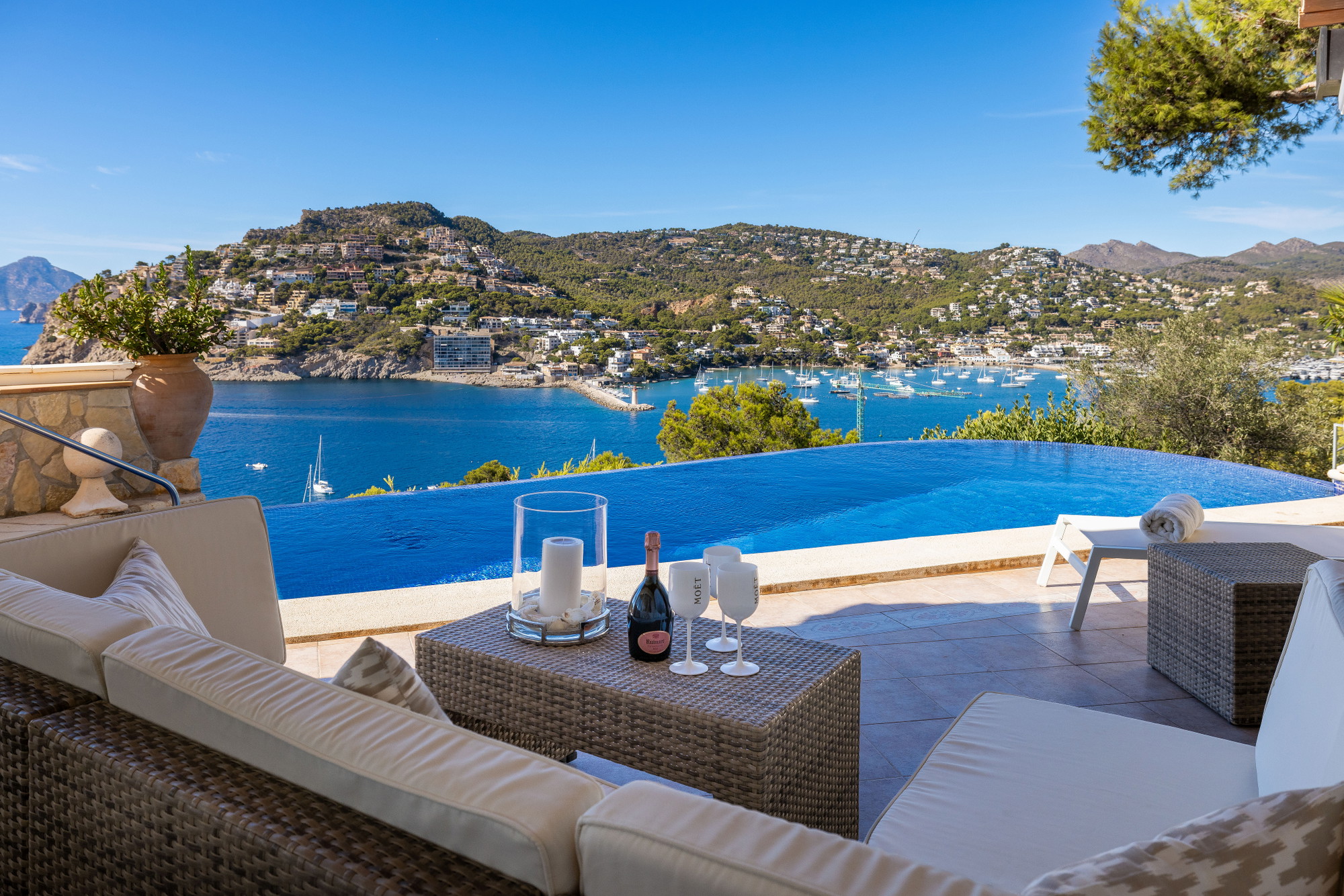 Villa con espectaculares vistas al mar y al puerto en una ubicación privilegiada