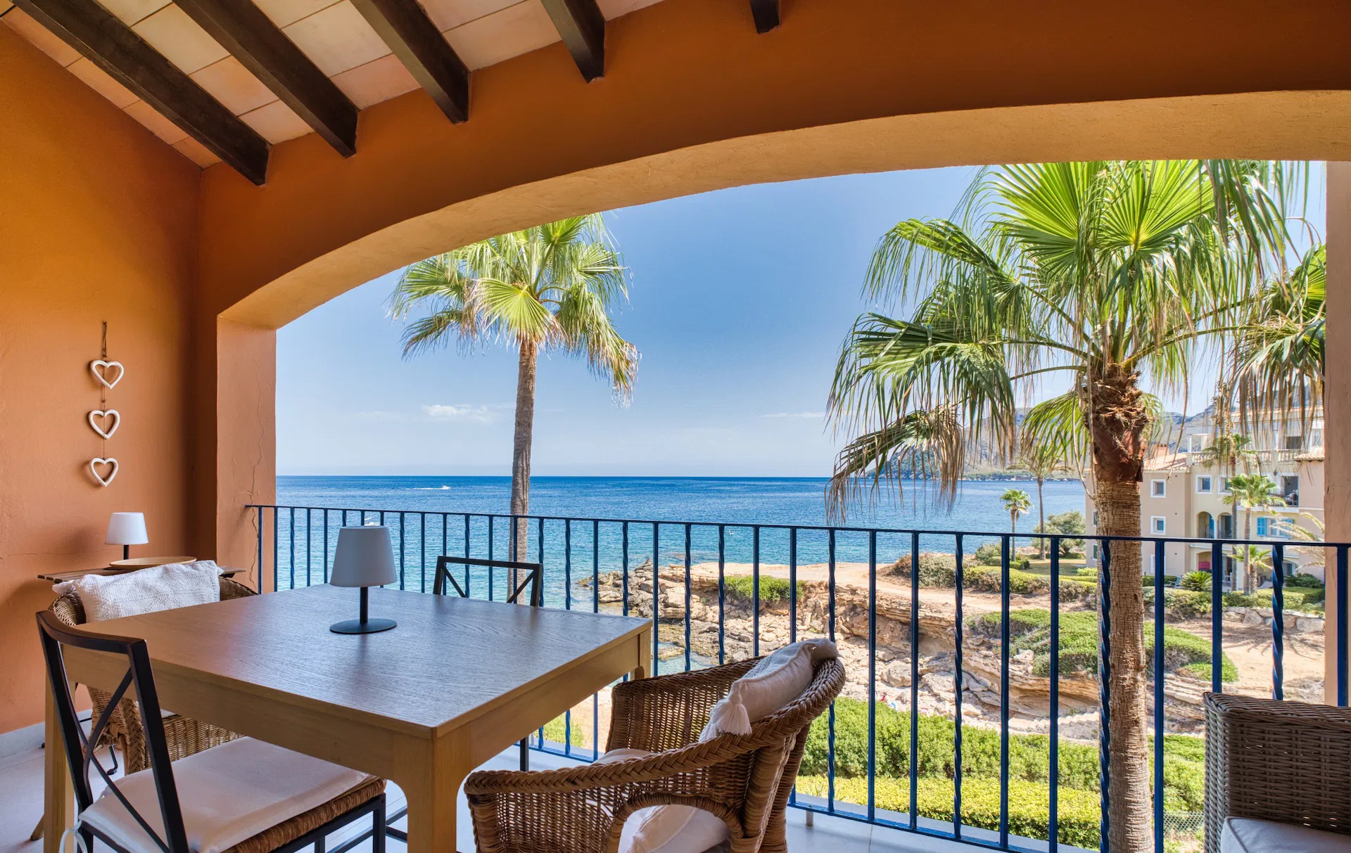 High-quality renovated apartment on the seafront in Betlem-1