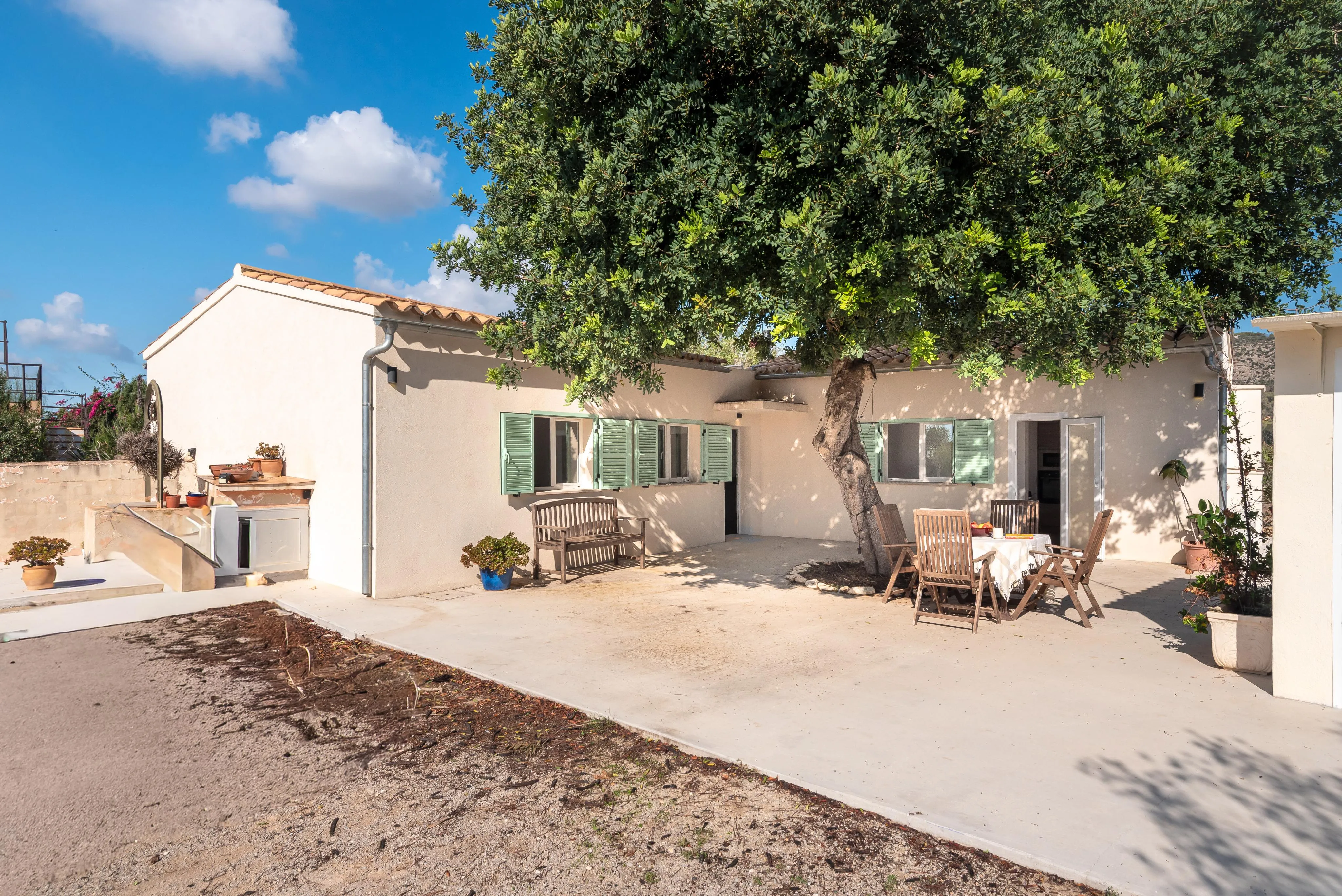 Отремонтированный загородный дом с панорамным видом на горы-17