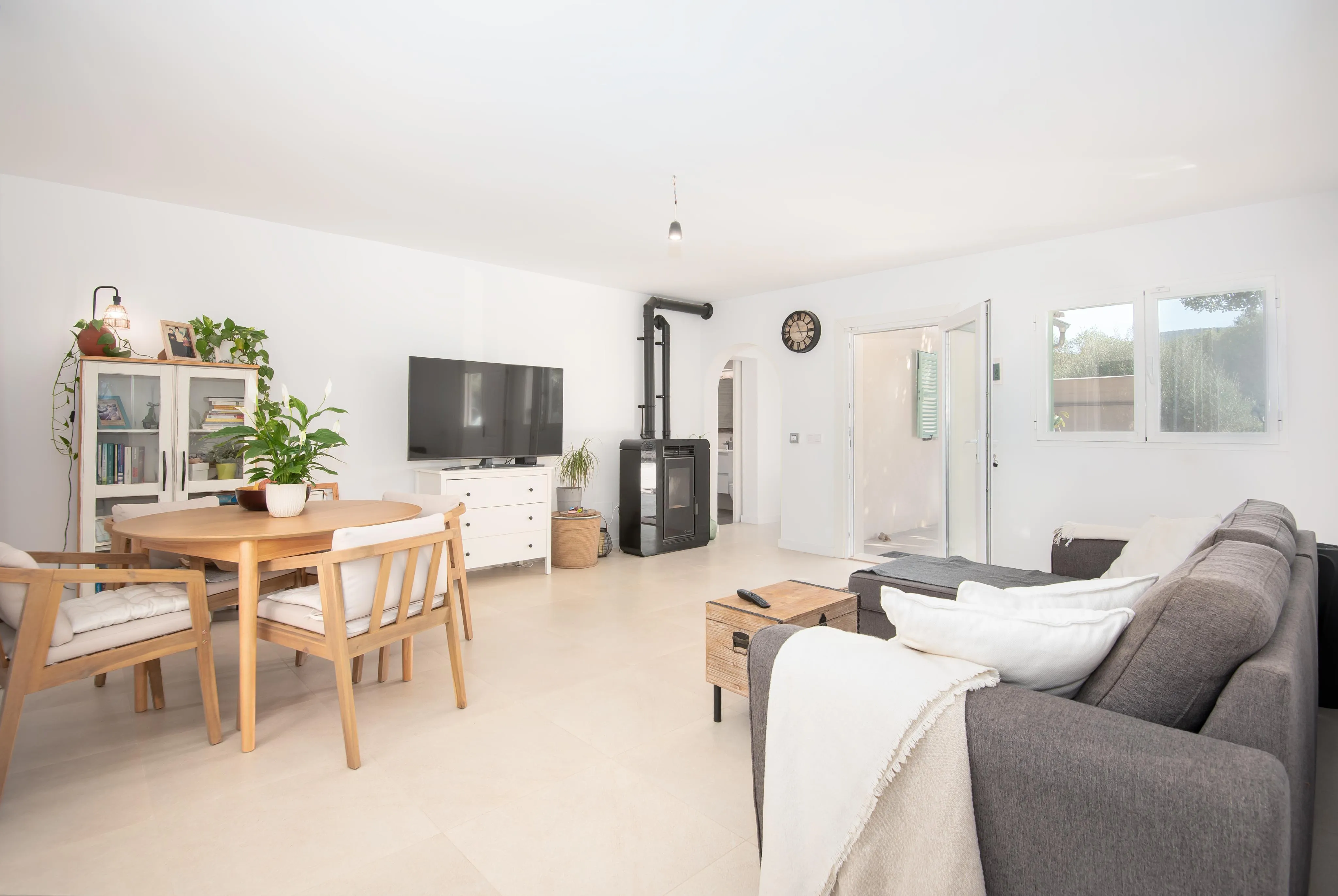 Отремонтированный загородный дом с панорамным видом на горы-5