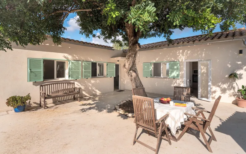 Gerenoveerd landhuis met panoramisch uitzicht op de bergen