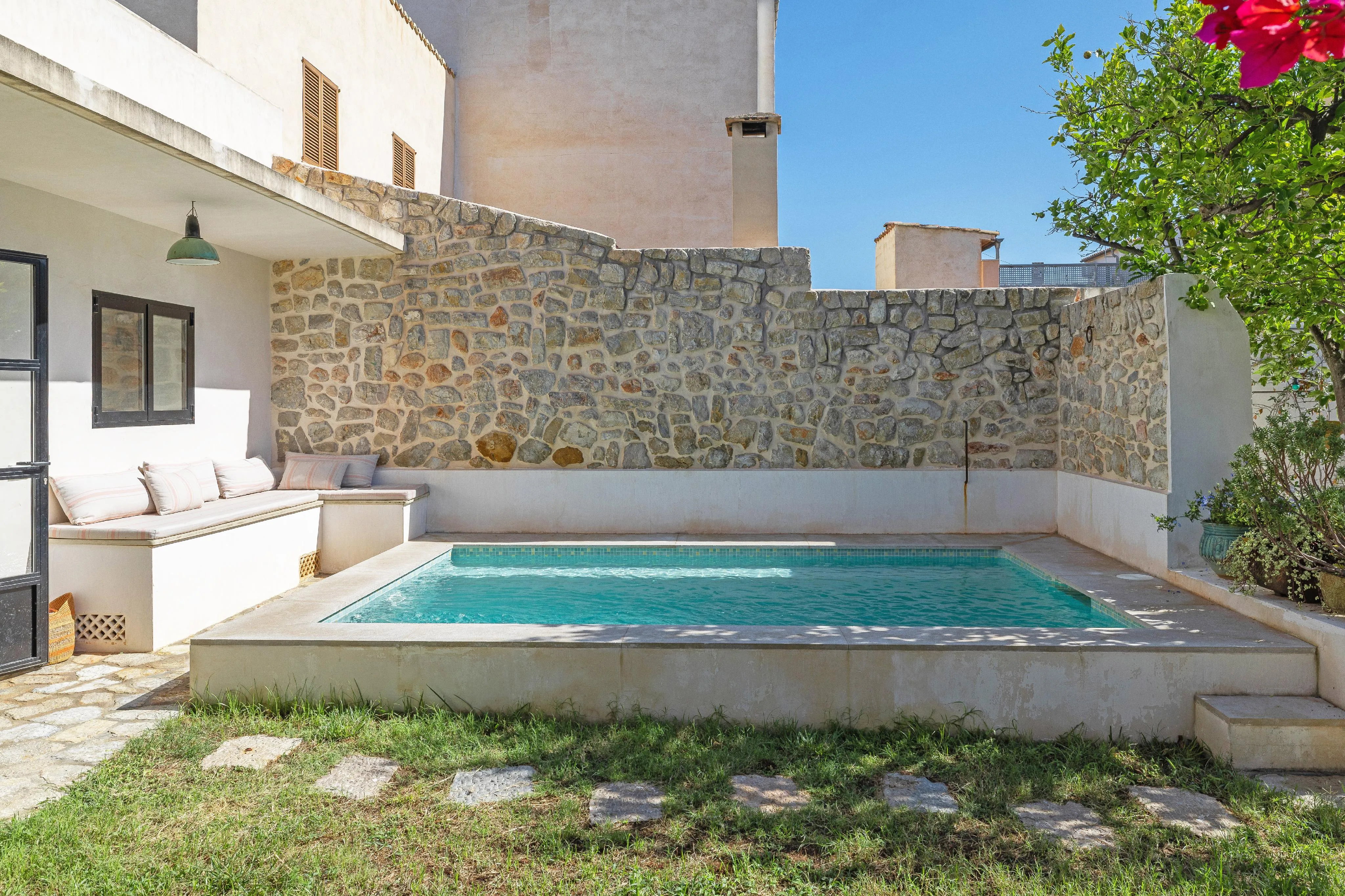 Large renovated townhouse with pool, garden, and terrace-15