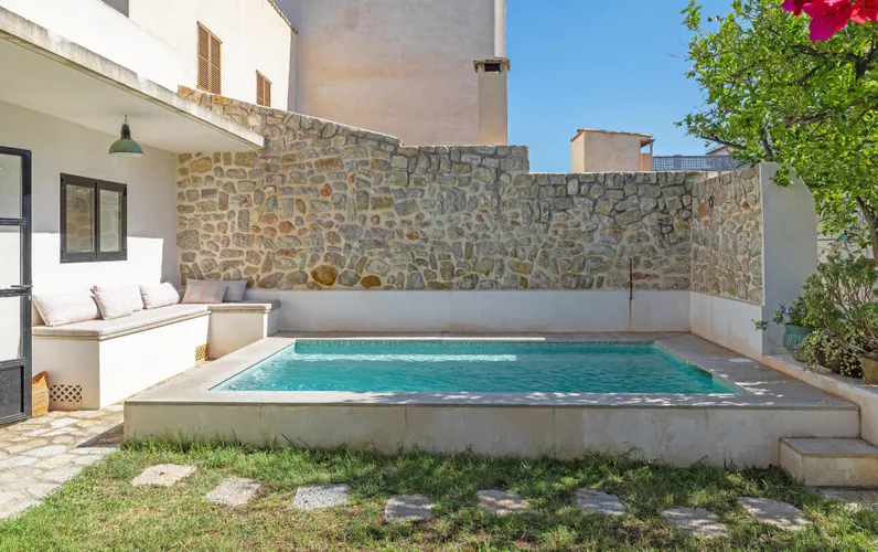 Encantadora casa de pueblo con espacio comercial y piscina en el corazón de Binissalem