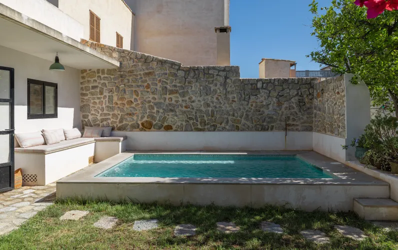 Charmante maison de ville avec espace commercial et piscine au cœur de Binissalem