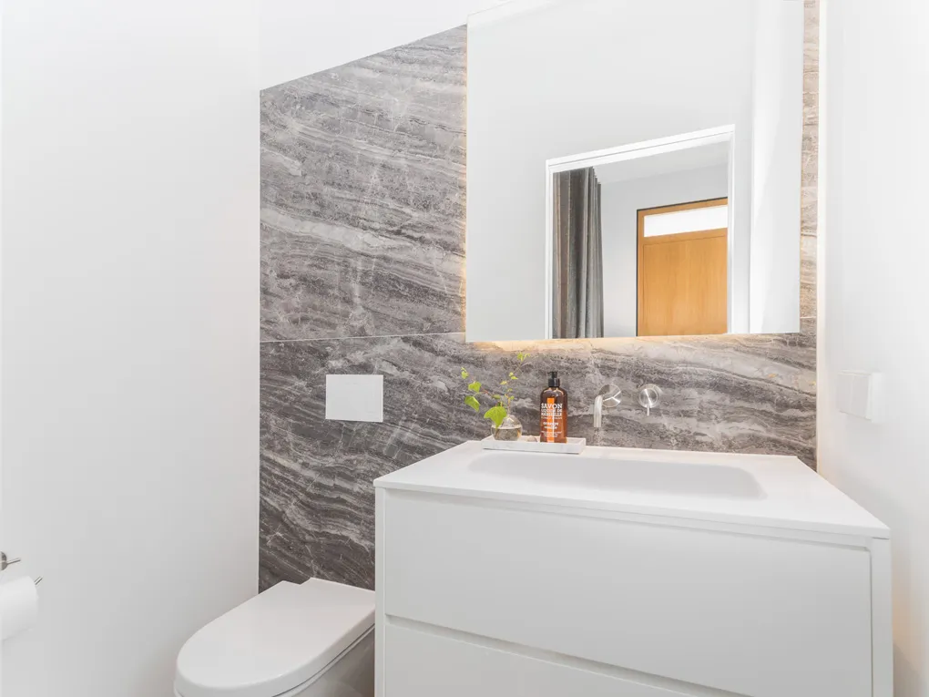 Odnowiony dom z ogrodem, basenem, tarasem na dachu i parkingiem w Palma de Mallorca - Molinar-12