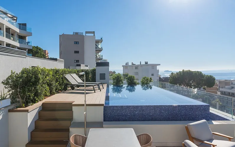 Penthouse met zeezicht en privézwembad op het dak