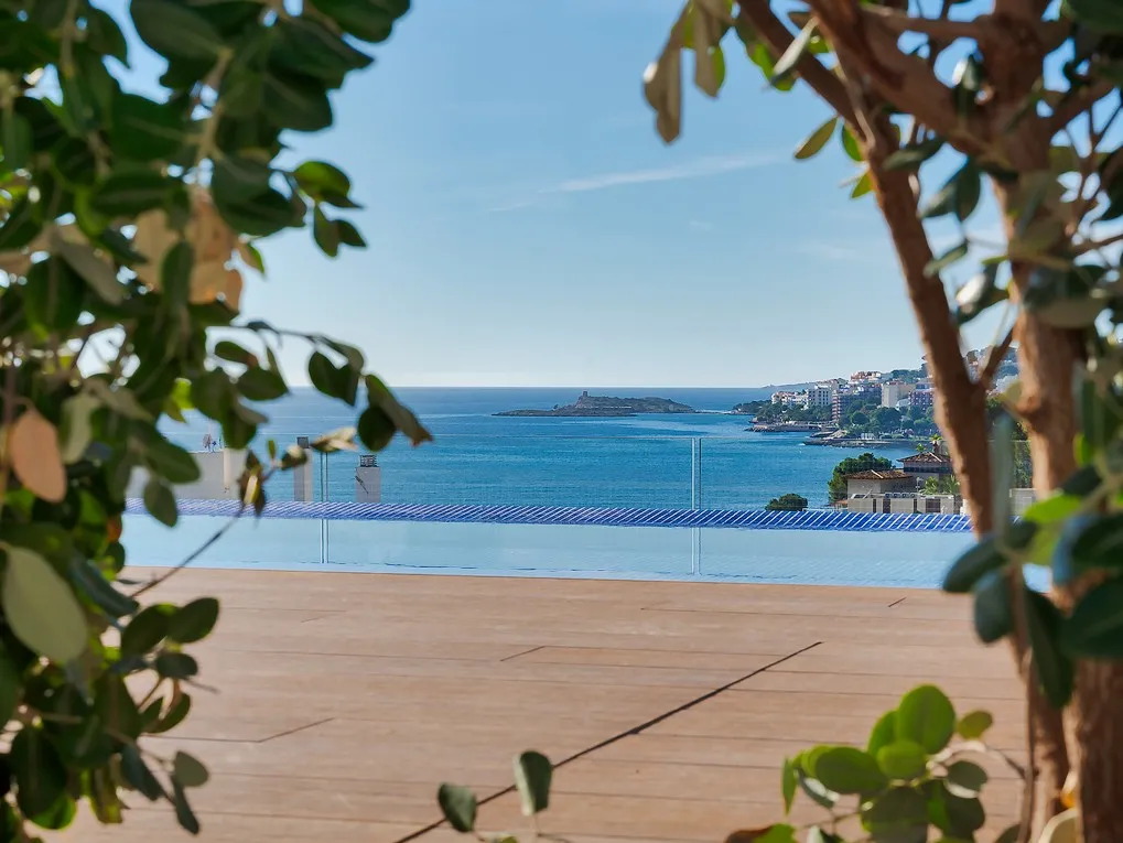 Àtic amb vista al mar i piscina privada en el terrat-13