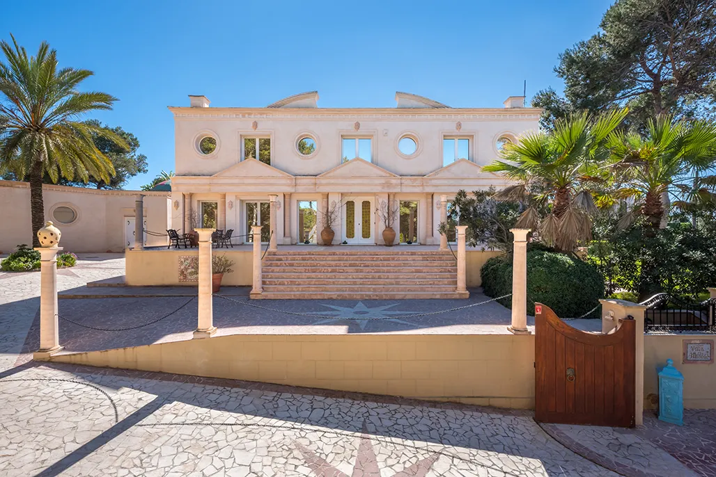 Отличительная вилла с бассейном на первой линии моря-17